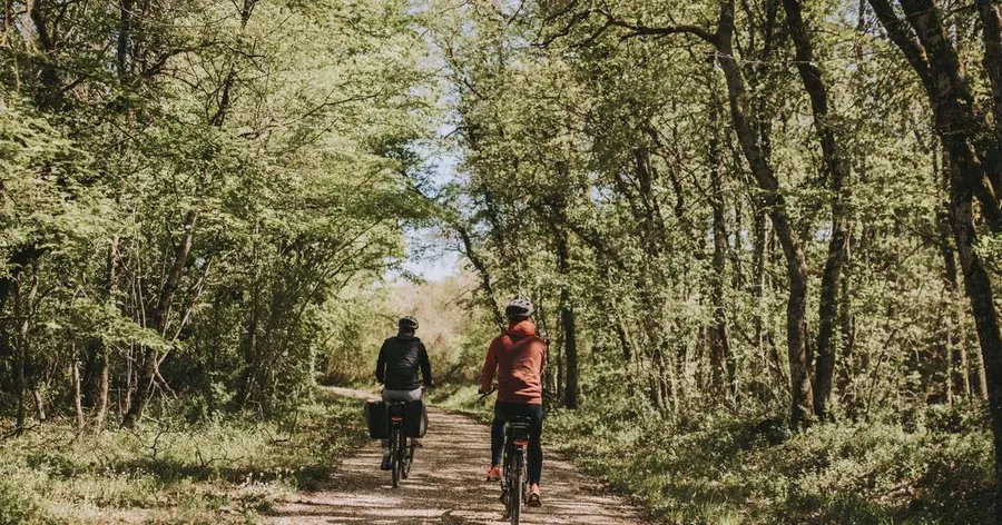 Chenonceaux by bike: the Cher River reflects your day!